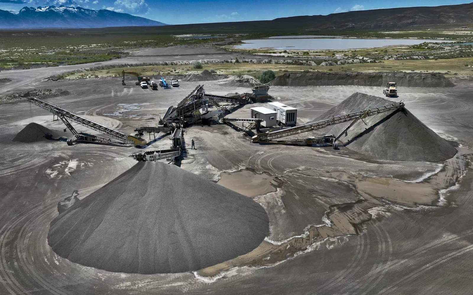 Crusher plant processing aggregates